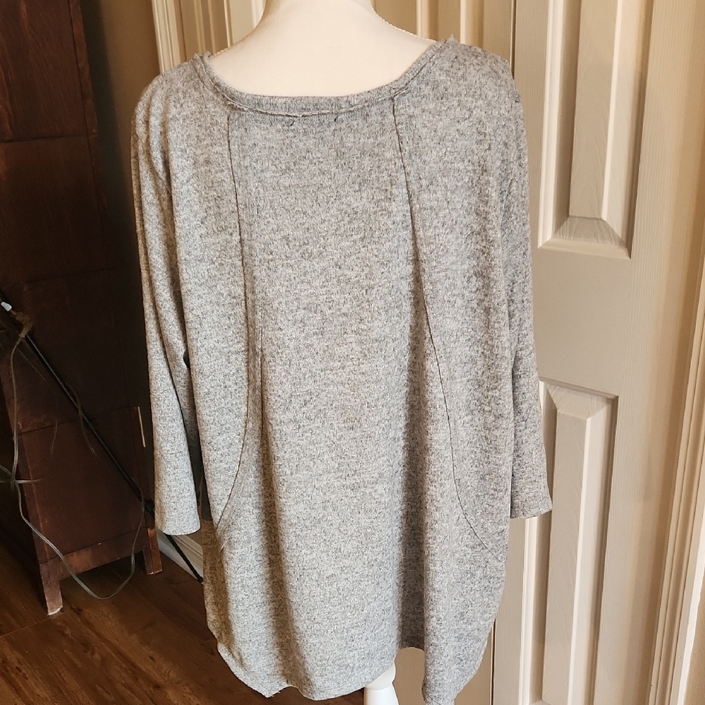 New Directions Curvy Gray Knit Top - Picture 3 of 8
